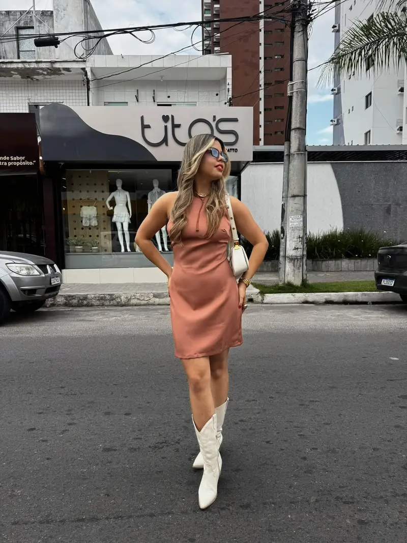 VESTIDO CURTO - DETALHE EM U